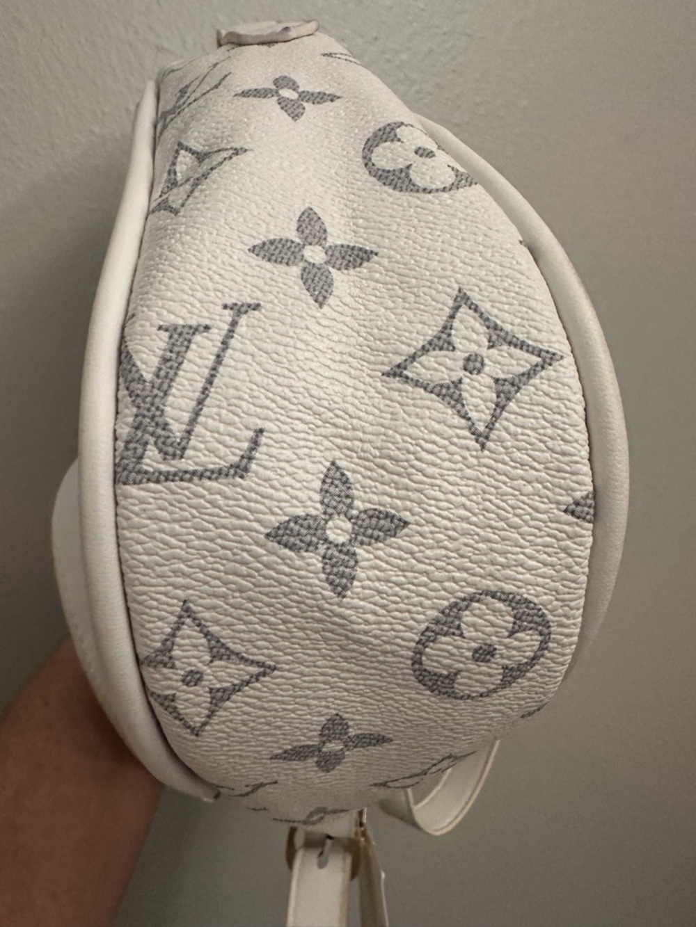 Crossbody. Hearts  Bag Not authentic - Picture 3 of 3